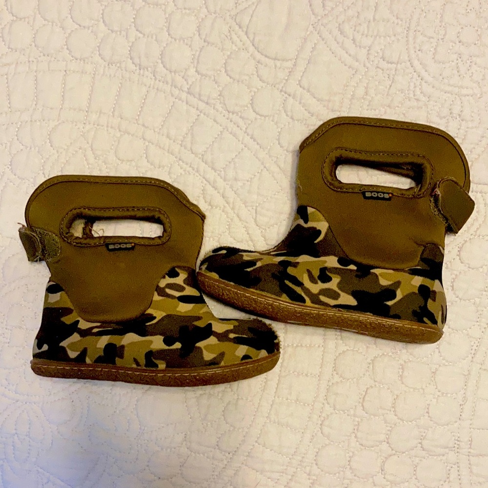 Bogs boots brown camo size 7 toddler